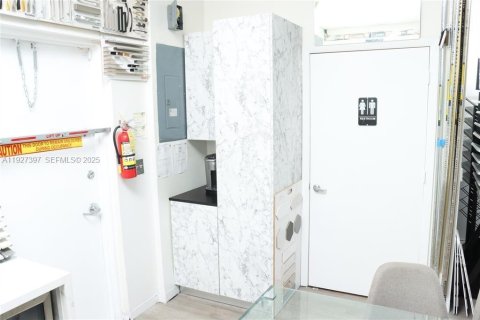 Commercial property in Kendall, Florida № 1986063 - photo 12