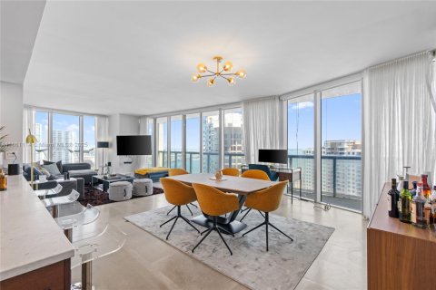 Condominio en alquiler en Miami, Florida, 3 dormitorios, 169.55 m2 № 1890025 - foto 1