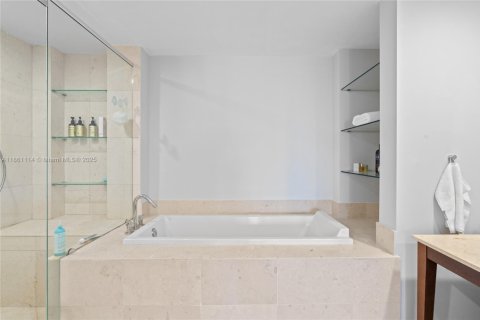 Condominio en alquiler en Miami, Florida, 3 dormitorios, 169.55 m2 № 1890025 - foto 24