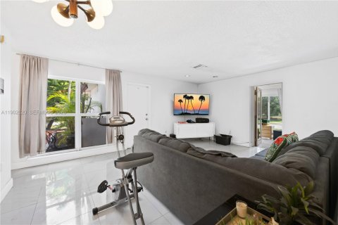 House in Miami, Florida 4 bedrooms, 257.8 sq.m. № 1954484 - photo 26
