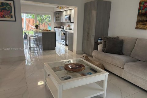 Casa en venta en Miami, Florida, 4 dormitorios, 257.8 m2 № 1954484 - foto 8