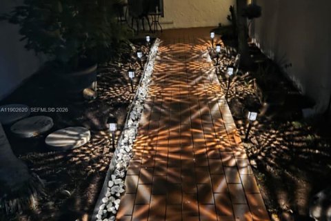 Casa en venta en Miami, Florida, 4 dormitorios, 257.8 m2 № 1954484 - foto 20