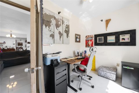 House in Miami, Florida 4 bedrooms, 257.8 sq.m. № 1954484 - photo 24