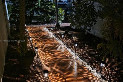 Casa en venta en Miami, Florida, 4 dormitorios, 257.8 m2 № 1954484 - foto 19