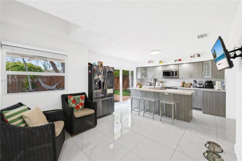 House in Miami, Florida 4 bedrooms, 257.8 sq.m. № 1954484 - photo 27