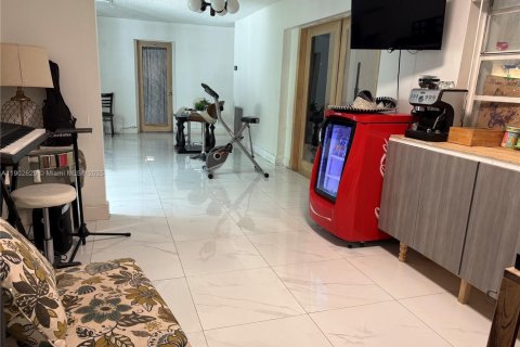 Casa en venta en Miami, Florida, 4 dormitorios, 257.8 m2 № 1954484 - foto 9