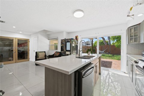 House in Miami, Florida 4 bedrooms, 257.8 sq.m. № 1954484 - photo 30