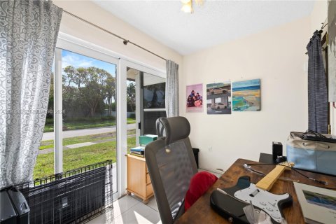 House in Miami, Florida 4 bedrooms, 257.8 sq.m. № 1954484 - photo 23