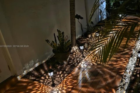 Casa en venta en Miami, Florida, 4 dormitorios, 257.8 m2 № 1954484 - foto 17