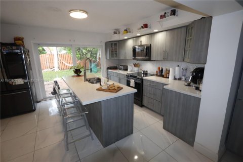 House in Miami, Florida 4 bedrooms, 257.8 sq.m. № 1954484 - photo 13