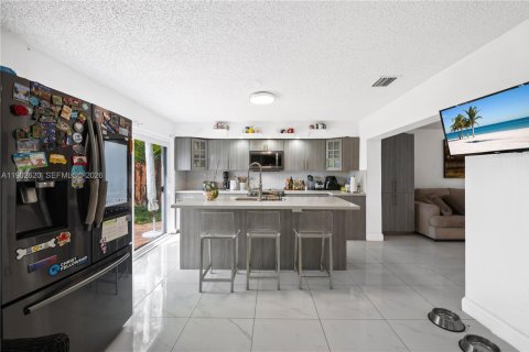 House in Miami, Florida 4 bedrooms, 257.8 sq.m. № 1954484 - photo 28
