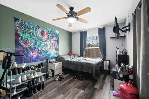 House in Miami, Florida 4 bedrooms, 257.8 sq.m. № 1954484 - photo 21