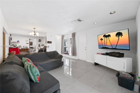 House in Miami, Florida 4 bedrooms, 257.8 sq.m. № 1954484 - photo 25