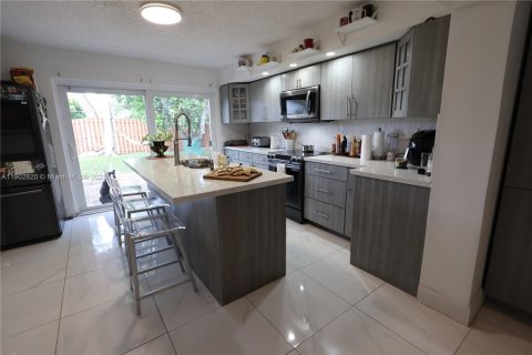 House in Miami, Florida 4 bedrooms, 257.8 sq.m. № 1954484 - photo 14