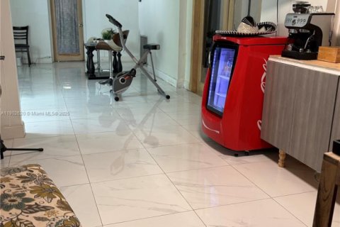 Casa en venta en Miami, Florida, 4 dormitorios, 257.8 m2 № 1954484 - foto 3