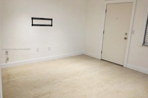 Condo in Miami, Florida, 2 bedrooms  № 1952663 - photo 11