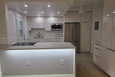 Condo in Miami, Florida, 2 bedrooms  № 1952663 - photo 9