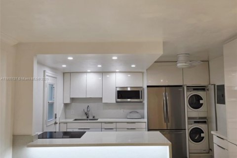 Condo in Miami, Florida, 2 bedrooms  № 1952663 - photo 3