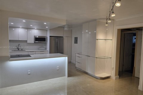 Condo in Miami, Florida, 2 bedrooms  № 1952663 - photo 1