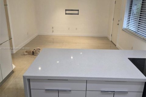 Condo in Miami, Florida, 2 bedrooms  № 1952663 - photo 2