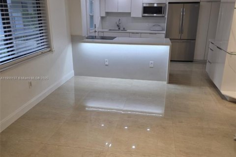 Condo in Miami, Florida, 2 bedrooms  № 1952663 - photo 5