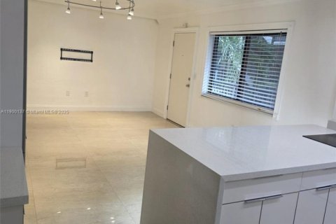 Condo in Miami, Florida, 2 bedrooms  № 1952663 - photo 6