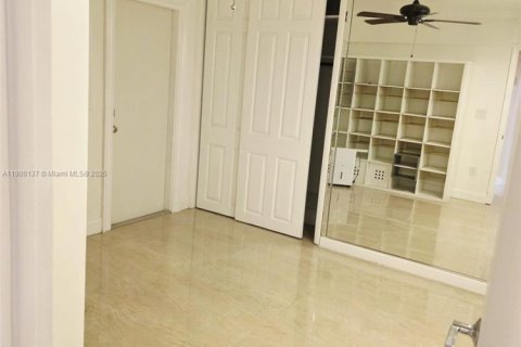 Condo in Miami, Florida, 2 bedrooms  № 1952663 - photo 13