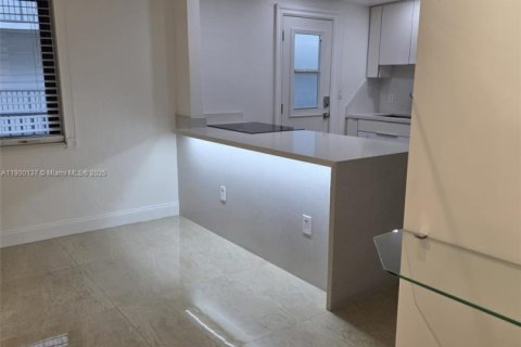 Condo in Miami, Florida, 2 bedrooms  № 1952663 - photo 10