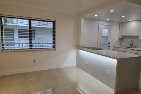 Condo in Miami, Florida, 2 bedrooms  № 1952663 - photo 4