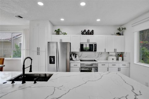 House in Weston, Florida 4 bedrooms № 1979382 - photo 12