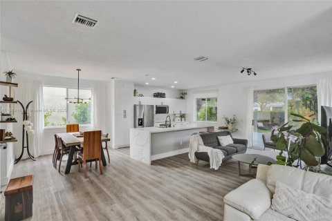 House in Weston, Florida 4 bedrooms № 1979382 - photo 7