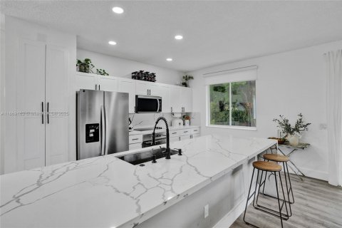 House in Weston, Florida 4 bedrooms № 1979382 - photo 13