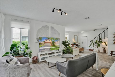 House in Weston, Florida 4 bedrooms № 1979382 - photo 9