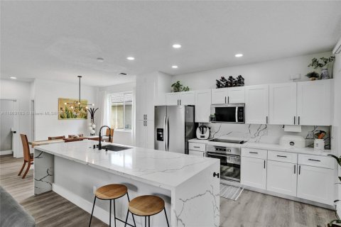 House in Weston, Florida 4 bedrooms № 1979382 - photo 11