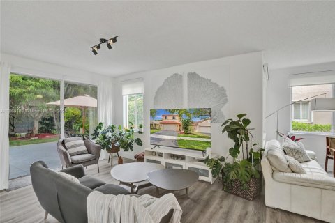 House in Weston, Florida 4 bedrooms № 1979382 - photo 10