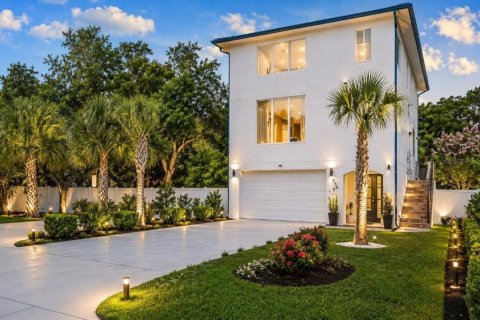 House in Dunedin, Florida 3 bedrooms, 226.31 sq.m. № 2277842