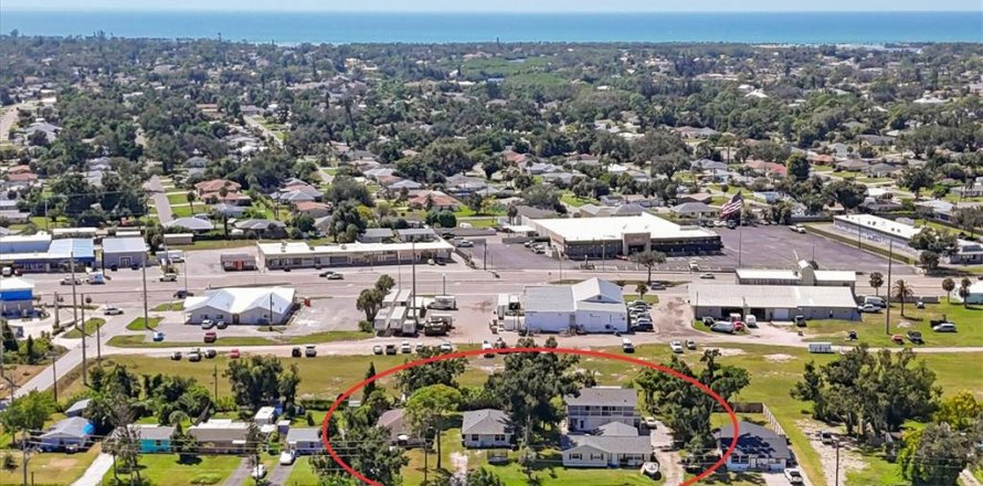 Commercial property in Venice, Florida 9 bedrooms, 148.55 sq.m. № 2205876