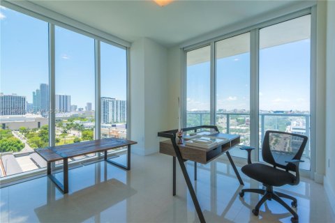 Condo in Miami, Florida, 3 bedrooms  № 1998528 - photo 15