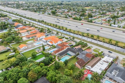 House in Miami, Florida 4 bedrooms, 275.64 sq.m. № 1970865 - photo 29