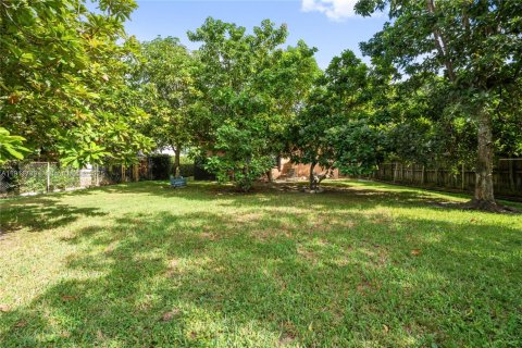 House in Miami, Florida 4 bedrooms, 275.64 sq.m. № 1970865 - photo 16