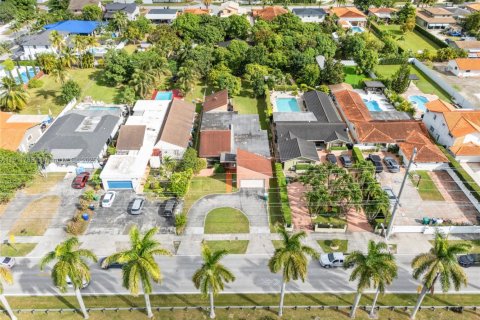 House in Miami, Florida 4 bedrooms, 275.64 sq.m. № 1970865 - photo 21