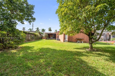 House in Miami, Florida 4 bedrooms, 275.64 sq.m. № 1970865 - photo 15