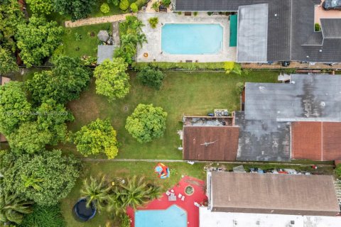 House in Miami, Florida 4 bedrooms, 275.64 sq.m. № 1970865 - photo 24