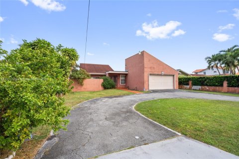 House in Miami, Florida 4 bedrooms, 275.64 sq.m. № 1970865 - photo 5