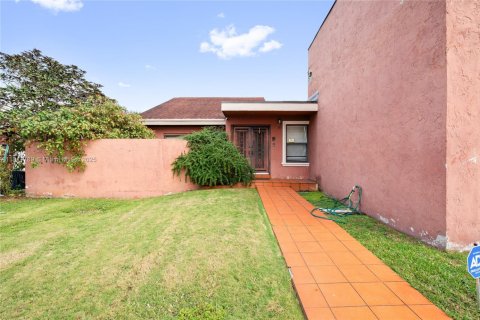 House in Miami, Florida 4 bedrooms, 275.64 sq.m. № 1970865 - photo 13