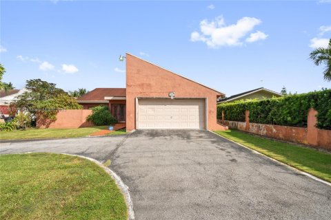 House in Miami, Florida 4 bedrooms, 275.64 sq.m. № 1970865 - photo 1