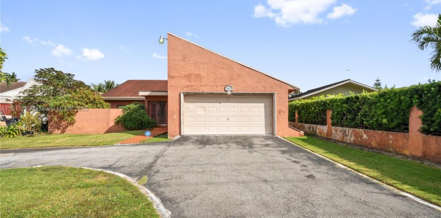 House in Miami, Florida 4 bedrooms, 275.64 sq.m. № 1970865