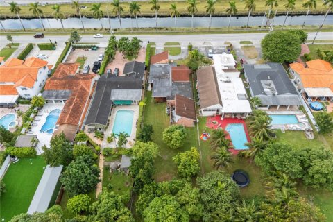 House in Miami, Florida 4 bedrooms, 275.64 sq.m. № 1970865 - photo 26