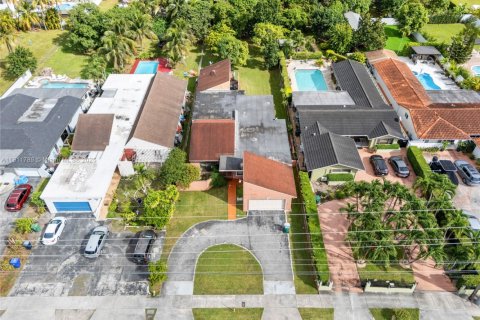 House in Miami, Florida 4 bedrooms, 275.64 sq.m. № 1970865 - photo 20