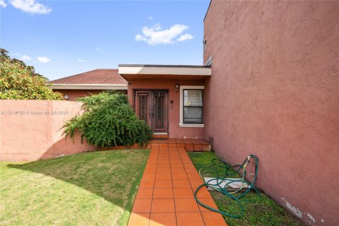 House in Miami, Florida 4 bedrooms, 275.64 sq.m. № 1970865 - photo 11